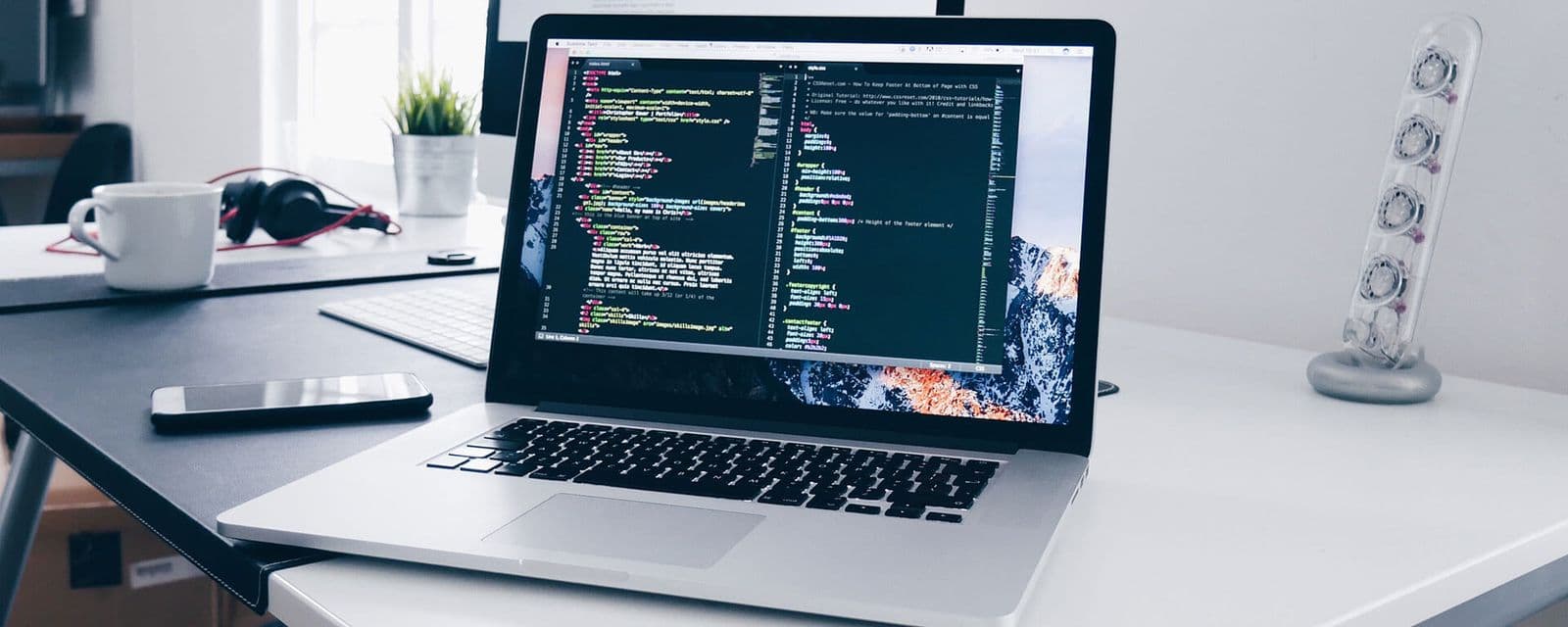 Softwareentwicklung: Quellcode auf einem Laptop