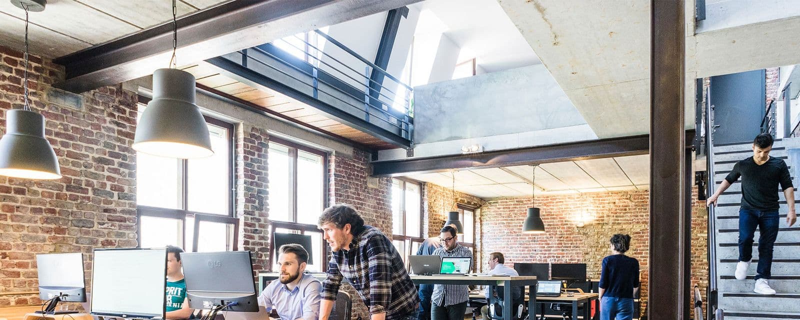 Team bei der Zusammenarbeit im Büro
